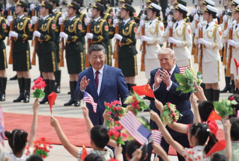 Xi Jinping a Donald Trump na fotografii.