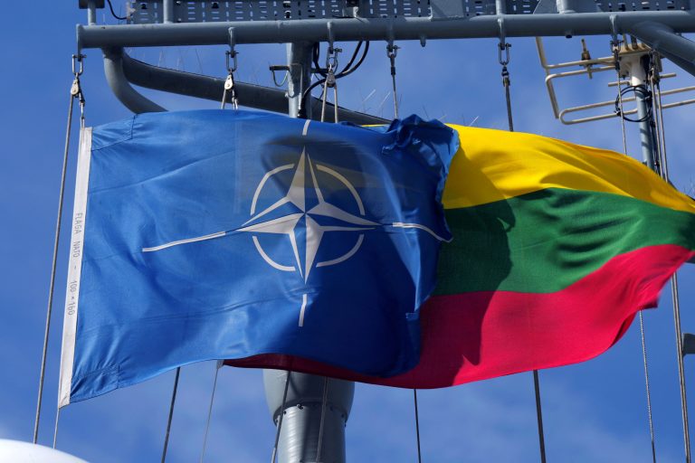 Vlajky NATO a Litvy vejú.