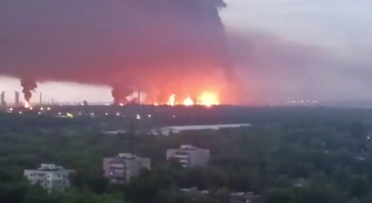 Oheň a hustý dym stúpajú v blízkosti rafinérie ropy v Ryazani.