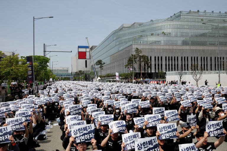 Členovia odborového zväzu Samsung Electronics protestujú proti mzdám.