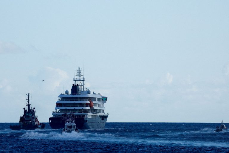 Križník MV Hondius opúšťa prístav Granadilla de Abona.