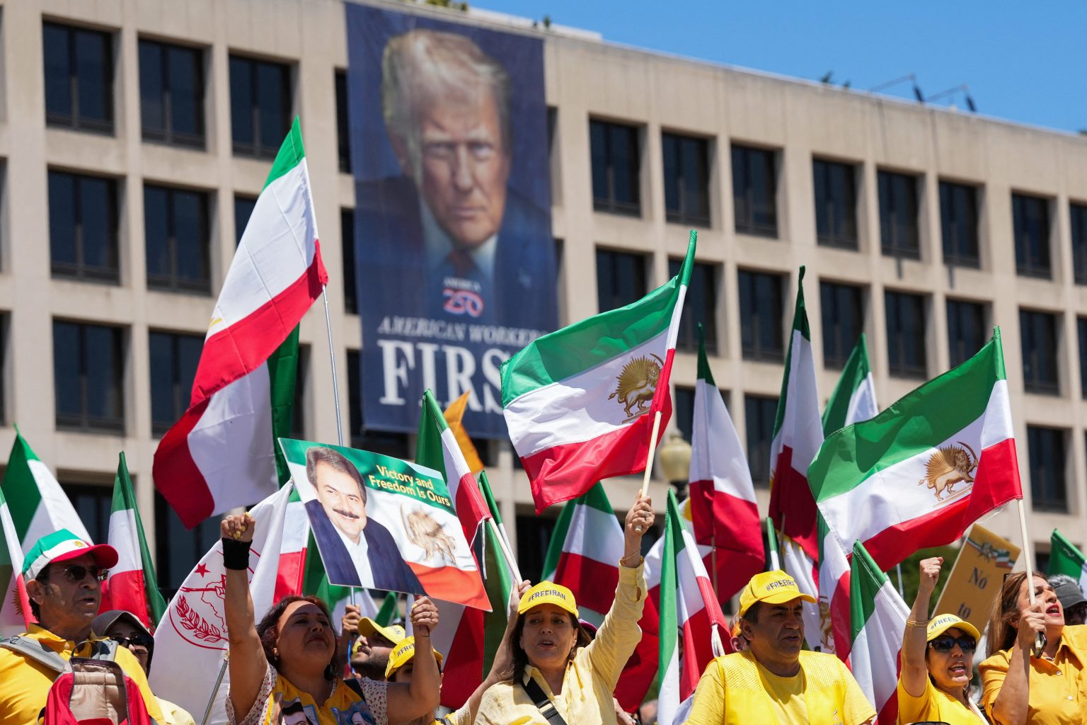 Iránski Američania pochodujú vo Washingtone s transparentom Donalda Trumpa.