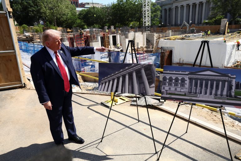 Donald Trump ukazuje koncept plánovanej sály Bieleho domu.