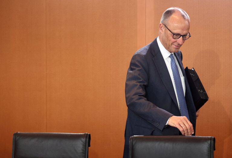 Nemecký kancelár Friedrich Merz prichádza na zasadnutie kabinetu.