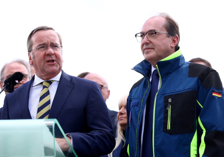 Nemecký minister vnútra Dobrindt a minister obrany Pistorius.
