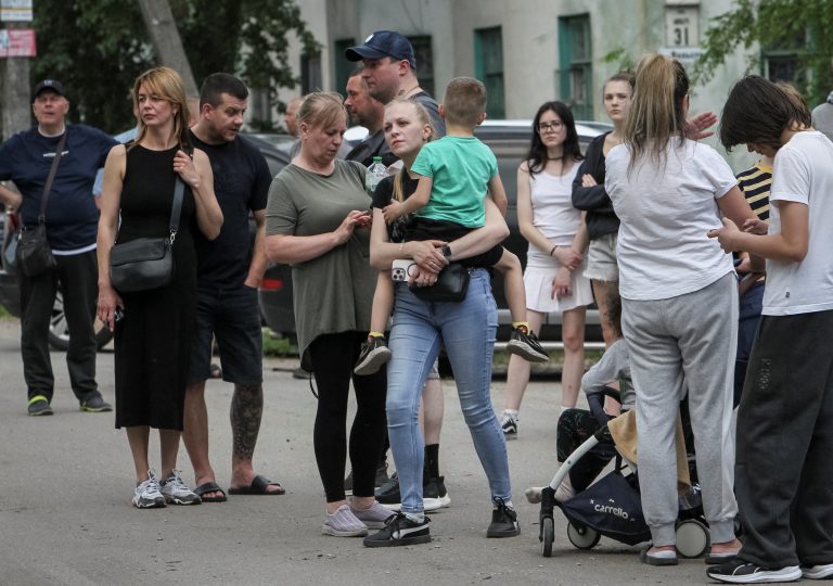 Ľudia na ulici po útoku v Dnipre.