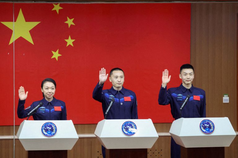 Astronauti Ču Jang-ču, Čang Jüan-č’ a Li Ťia-jing na tlačovej konferencii.