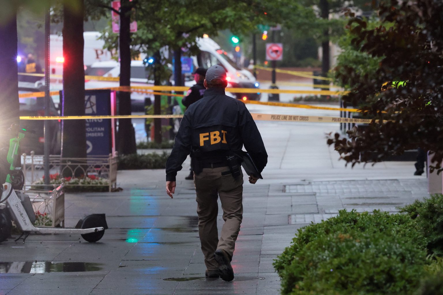 Agent FBI kráča k miestu pri Bielom dome.