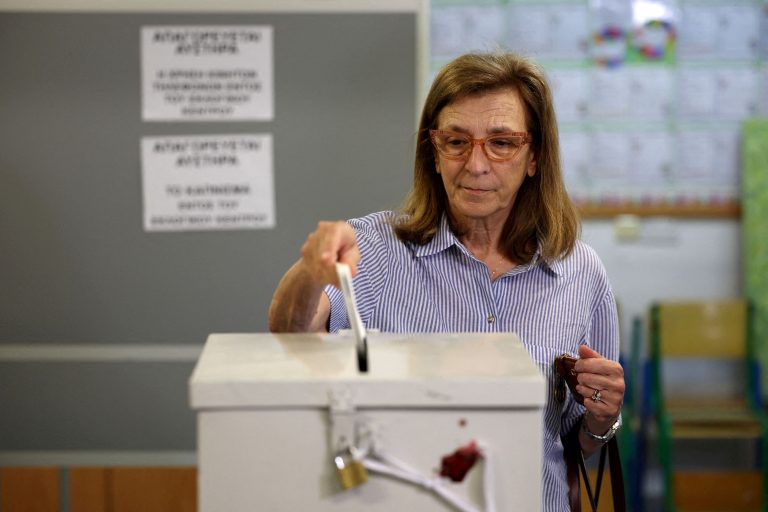 Žena odovzdáva svoj hlas počas parlamentných volieb vo volebnej miestnosti v Nikózii na Cypre.