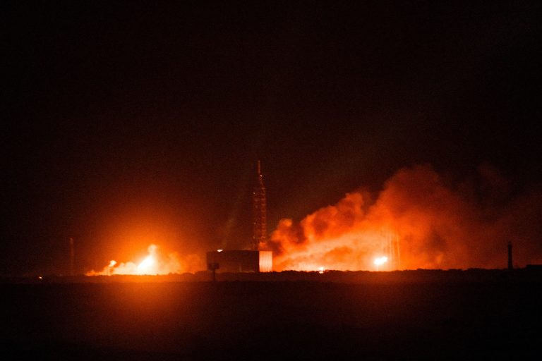 Raketa Blue Origin exploduje počas testu na zemi.