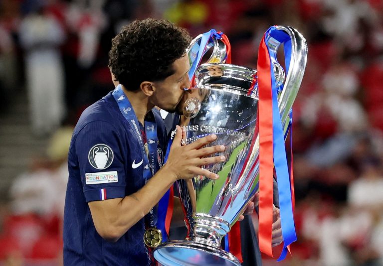 Futbalisti Paríža St. Germain oslavujú s trofejou.