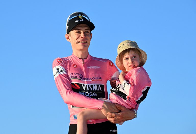 Jonas Vingegaard oslavuje na pódiu v drese maglia rosa.