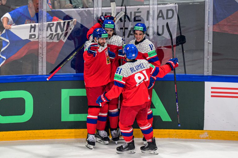 Českí hráči oslavujú gól proti Slovensku.