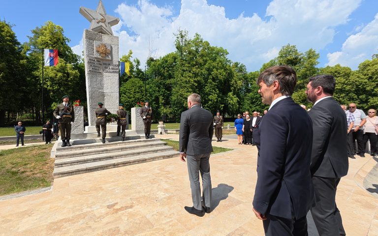 Robert Fico na otvorení vojenského cintorína v Michalovciach.