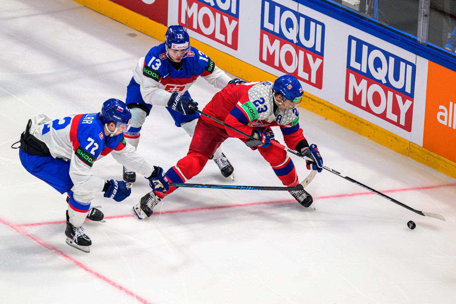 Andrej Kollár, František Gajdoš a Lukáš Sedlák počas zápasu Slovensko – Česko.