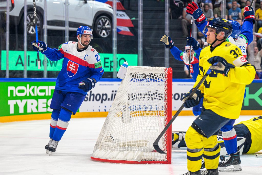 Marek Hrivík (Slovensko) a Jakob Silfverberg (Švédsko) v zápase základnej B-skupiny Švédsko - Slovensko. Foto: Veronika Mihaliková