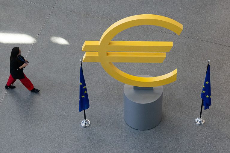 {"sk_alt_text":"ECB spája hospodárske ambície Európy s odstránením prekážok pre ženy.","en_alt_text":"ECB links Europe\'s economic ambitions to removing barriers for women.","sk_source_text":"ECB spája hospodárske ambície Európy s odstránením prekážok pre ženy. Zdroj: Florian Wiegand/dpa via Getty Images","en_source_text":"ECB links Europe\'s economic ambitions to removing barriers for women. Photo: Florian Wiegand/dpa via Getty Images"}