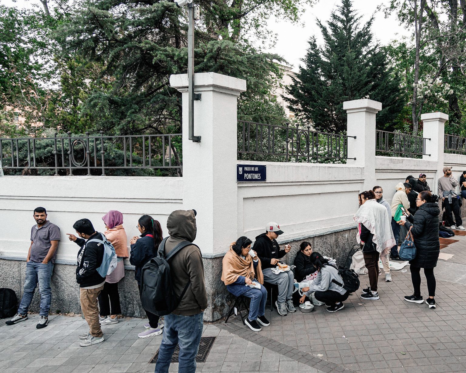 Migranti čakajú na dokumenty v Španielsku.