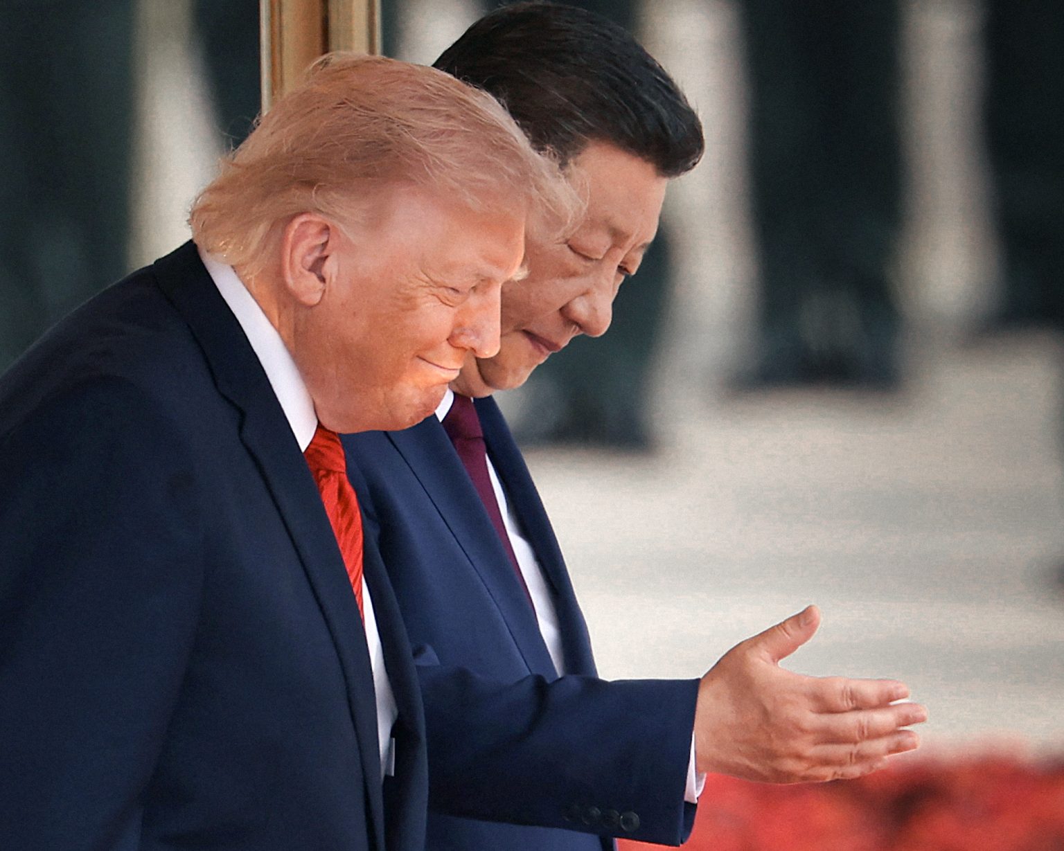 Čínski prezident Xi Jinping a americký prezident Donald Trump na uvítacej ceremónii.