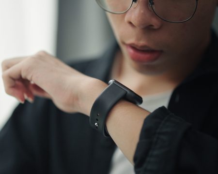 Švédsko chce monitorovať rizikové deti pomocou sledovacích náramkov