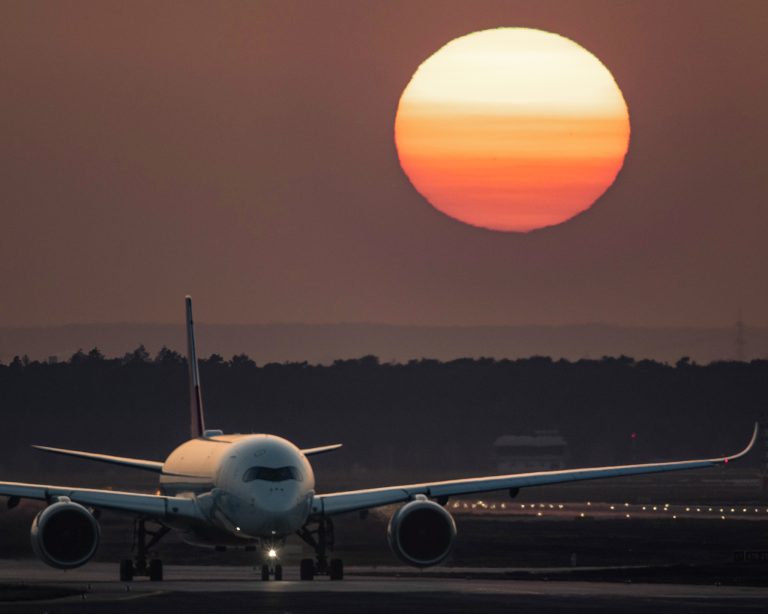 Nákladné lietadlo na letisku vo Frankfurte pri západe slnka.