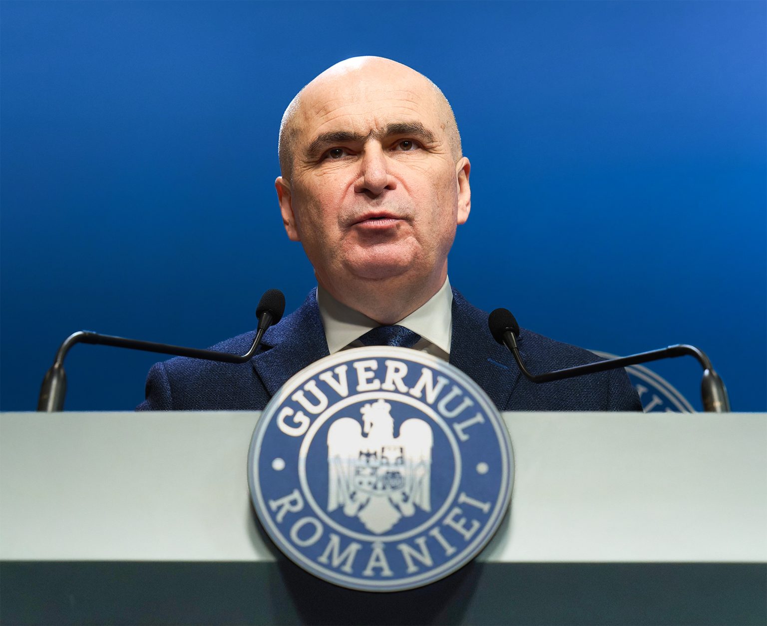 Pád vlády Ilieho Bolojana po vyslovení nedôvery parlamentom otvára v Rumunsku obdobie politickej neistoty s rizikami pre verejné financie aj stabilitu meny. Foto: Lucian Alecu / Shutterstock Editorial / Profimedia