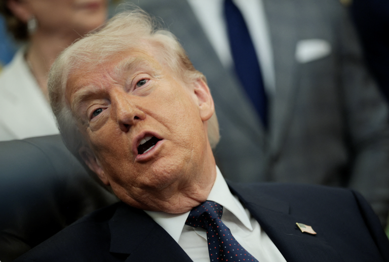 Trump vyzval Irán na kapituláciu. Tvrdí, že jeho armáda „zmizla“