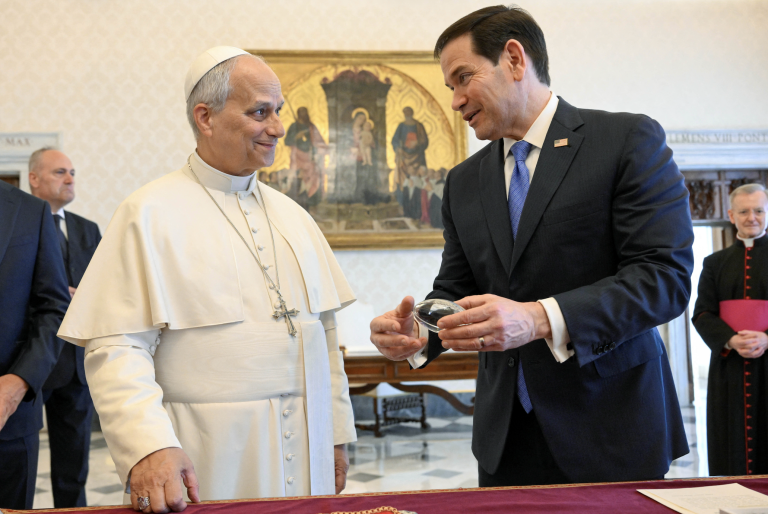 Pápež Leo XIV a Marco Rubio.