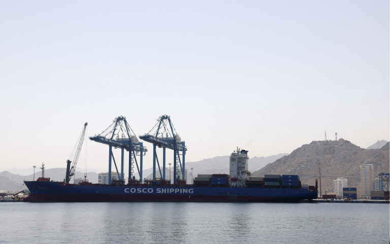 Kontajnerová loď je zakotvená v prístave Fujairah.