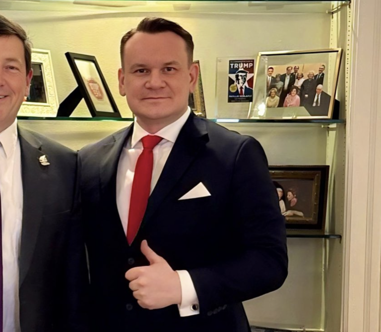 Poľský europoslanec Dominik Tarczynski bol zablokovaný pri vstupe do UK.