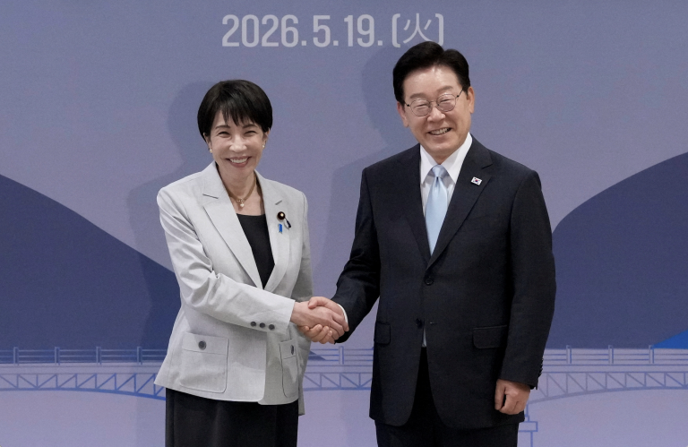 Sanae Takaičiová a I Če-mjong.