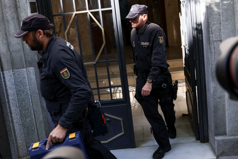 Policajti vynášajú materiály z kancelárie José Luisa Rodríguez Zapatera.