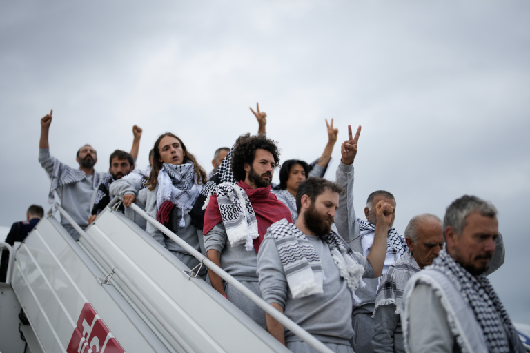 Aktivisti z Global Sumud Flotilla na letisku v Istanbule.