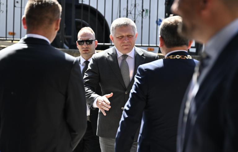 Robert Fico prichádza na rokovanie vlády v Haniske.