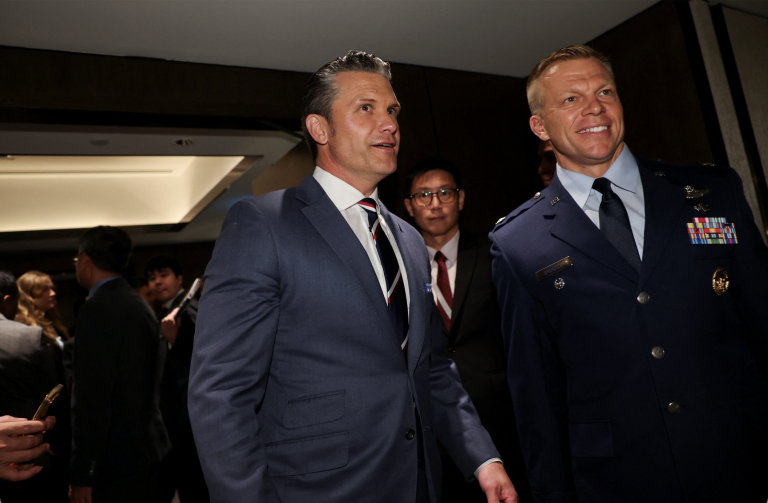 Americký minister obrany Pete Hegseth na stretnutí v Singapure.