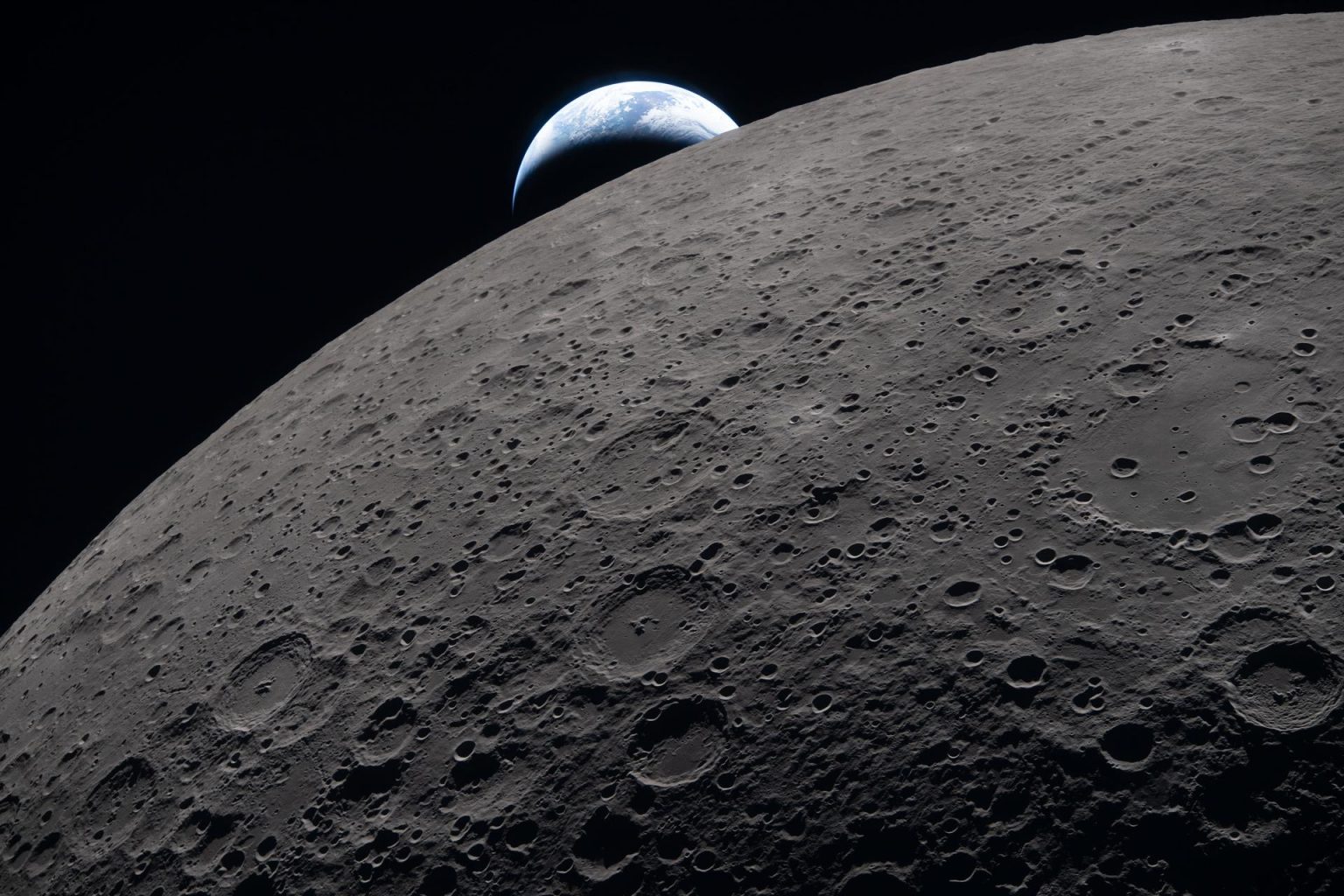 {"sk_alt_text":"Detailné fotografie Mesiaca z misie Artemis II.","en_alt_text":"The Moon\'s far side in close-up, as photographed by the Artemis II crew.","sk_source_text":"Detailné fotografie Mesiaca z misie Artemis II. Zdroj: NASA","en_source_text":"The Moon\'s far side in close-up, as photographed by the Artemis II crew. Photo: NASA"}