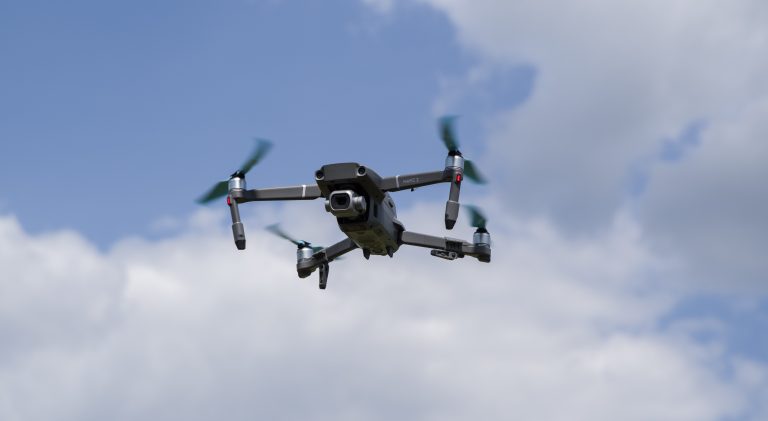 Dron typu quadrocopter.
