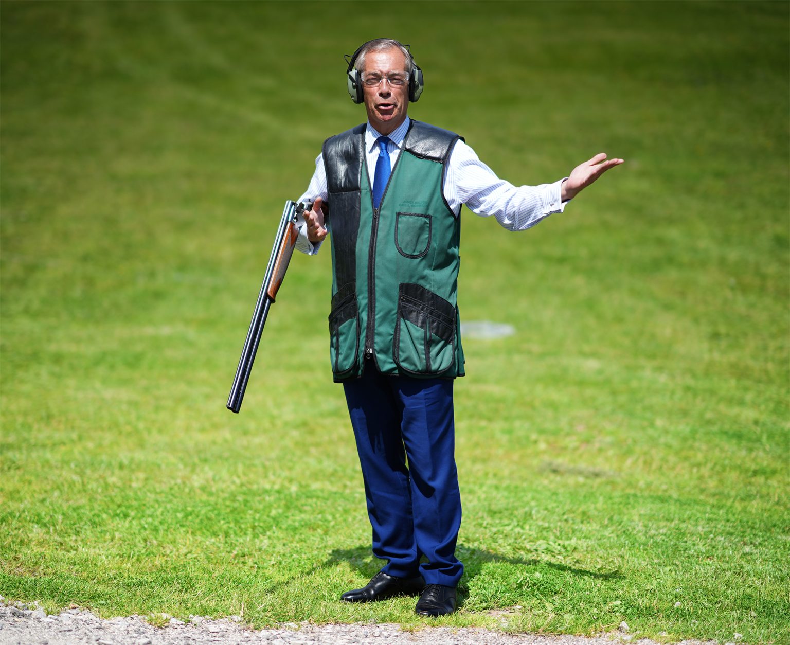 Nigel Farage, líder Reform UK, skúša streľbu na hlinené holuby v Catton Hall. Foto: Christopher Furlong/Getty Images