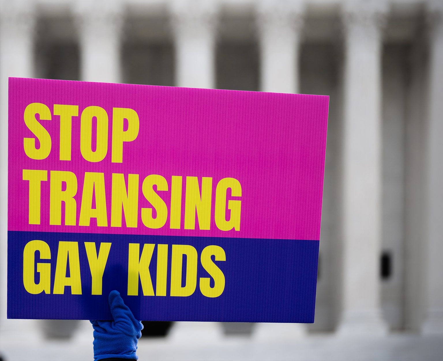 Protestný transparent pred Najvyšším súdom USA.
