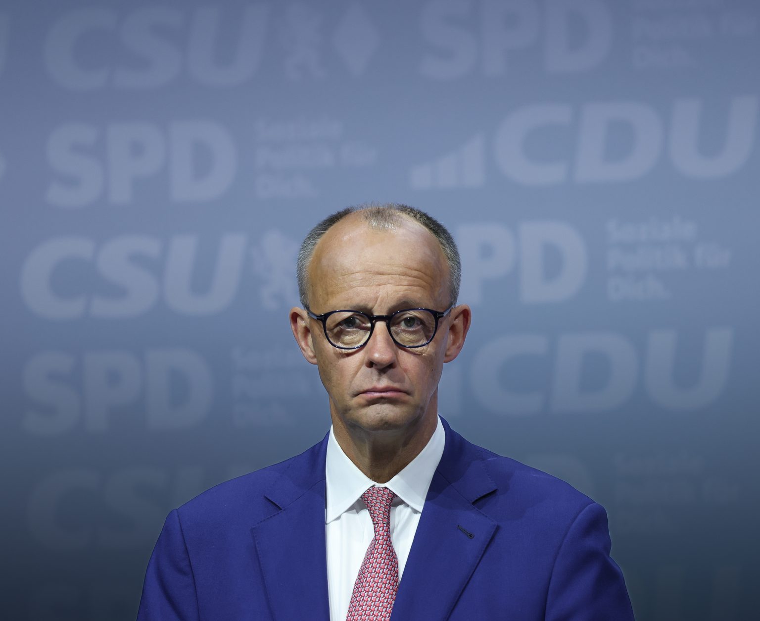 Nemecký kancelár Friedrich Merz čelí eurozóne, ktorá sa čoraz viac orientuje na zadlžené štáty, čo vyvoláva obavy, že by sa k nim mohla nakoniec pridať aj Nemecko. Foto: Sean Gallup/Getty Images