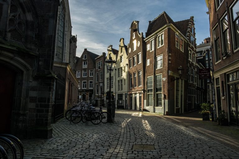 Amsterdam odstraňuje z ulíc reklamy na mäso aj fosílne palivá