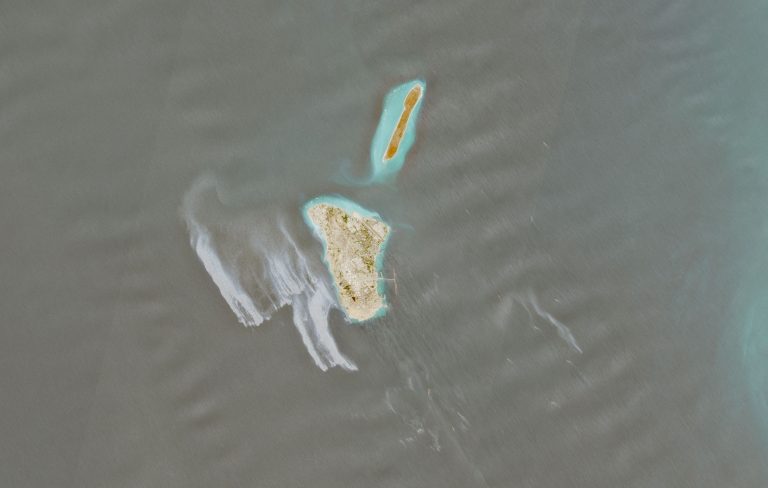 Satelitný snímok pravdepodobnej ropnej škvrny pri Kharg Island.