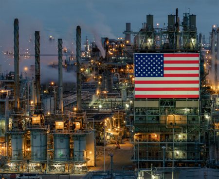 Oil prices above $100 and rising inflation impact the global economy. Photo: David McNew/Getty Images