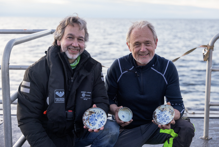 Crew members with Chinese porcelain from a shipwreck.